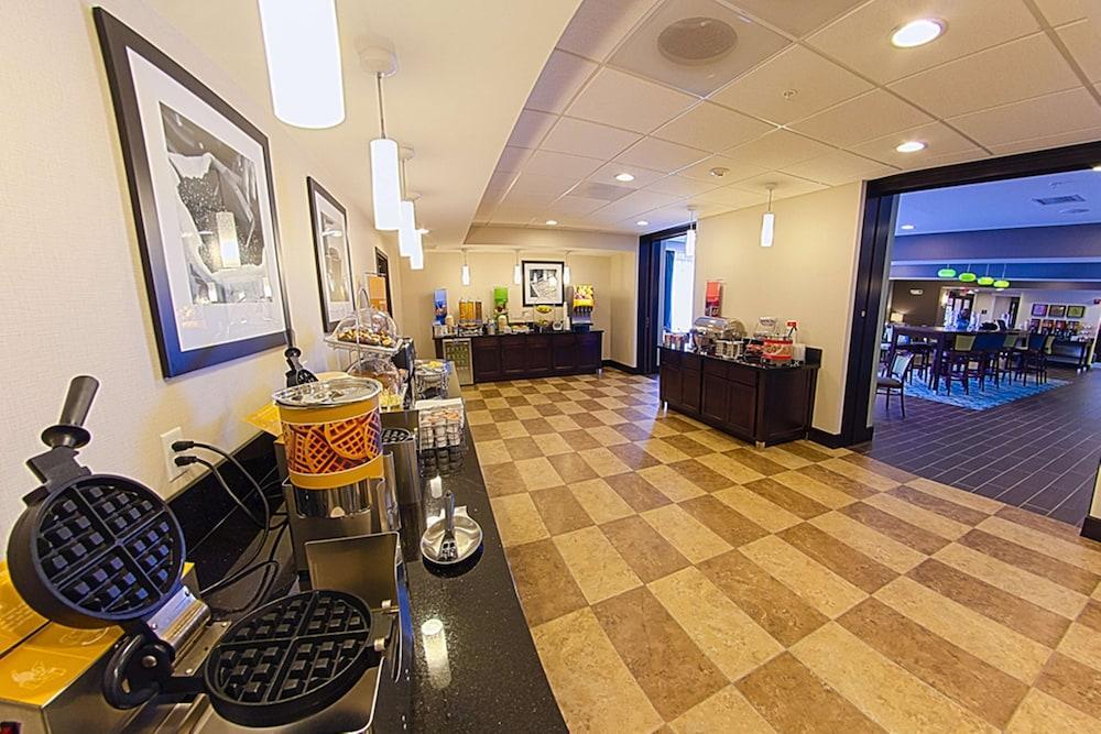 Hampton Inn Dekalb - Near The University Esterno foto