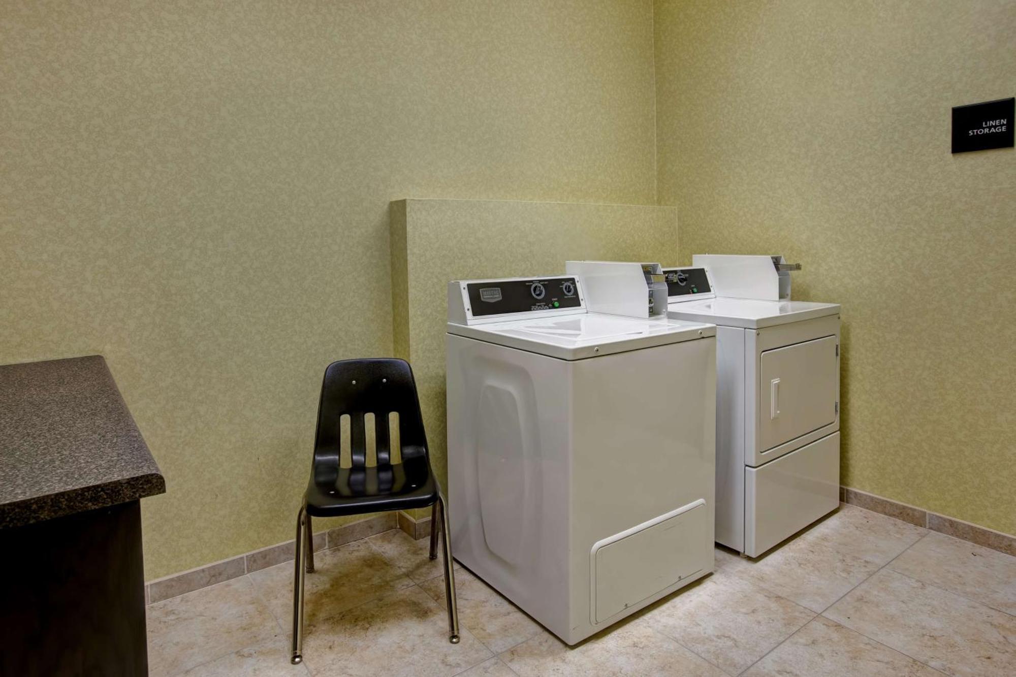 Hampton Inn Dekalb - Near The University Esterno foto
