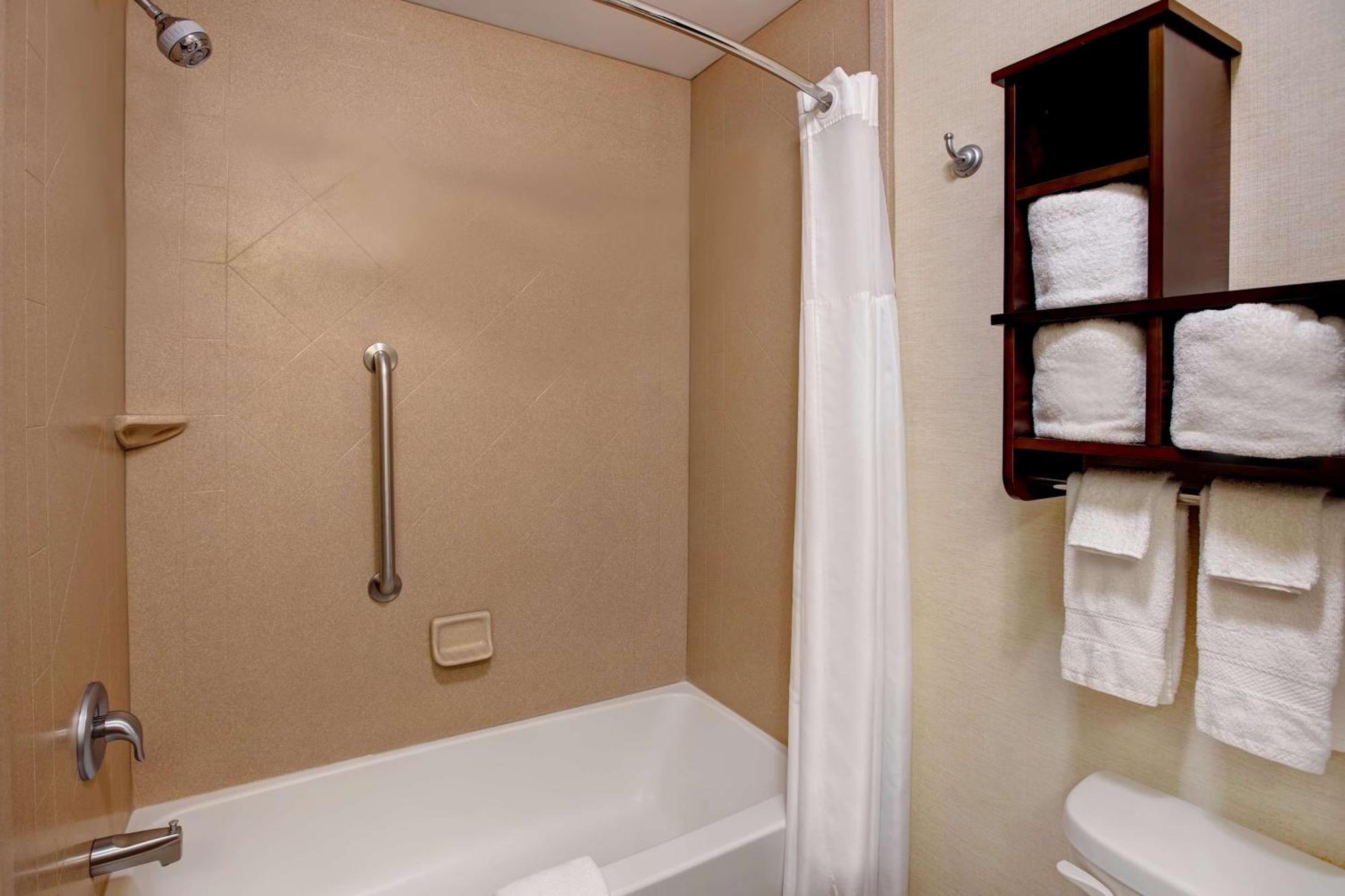 Hampton Inn Dekalb - Near The University Esterno foto