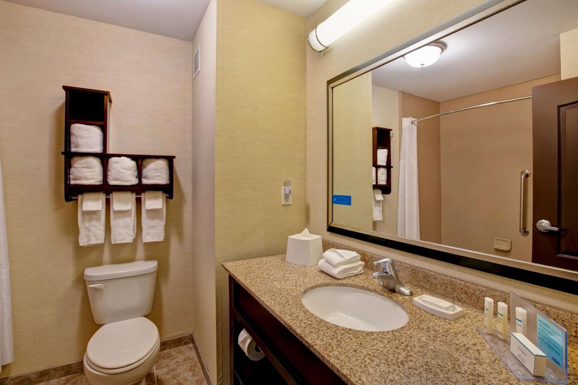 Hampton Inn Dekalb - Near The University Esterno foto