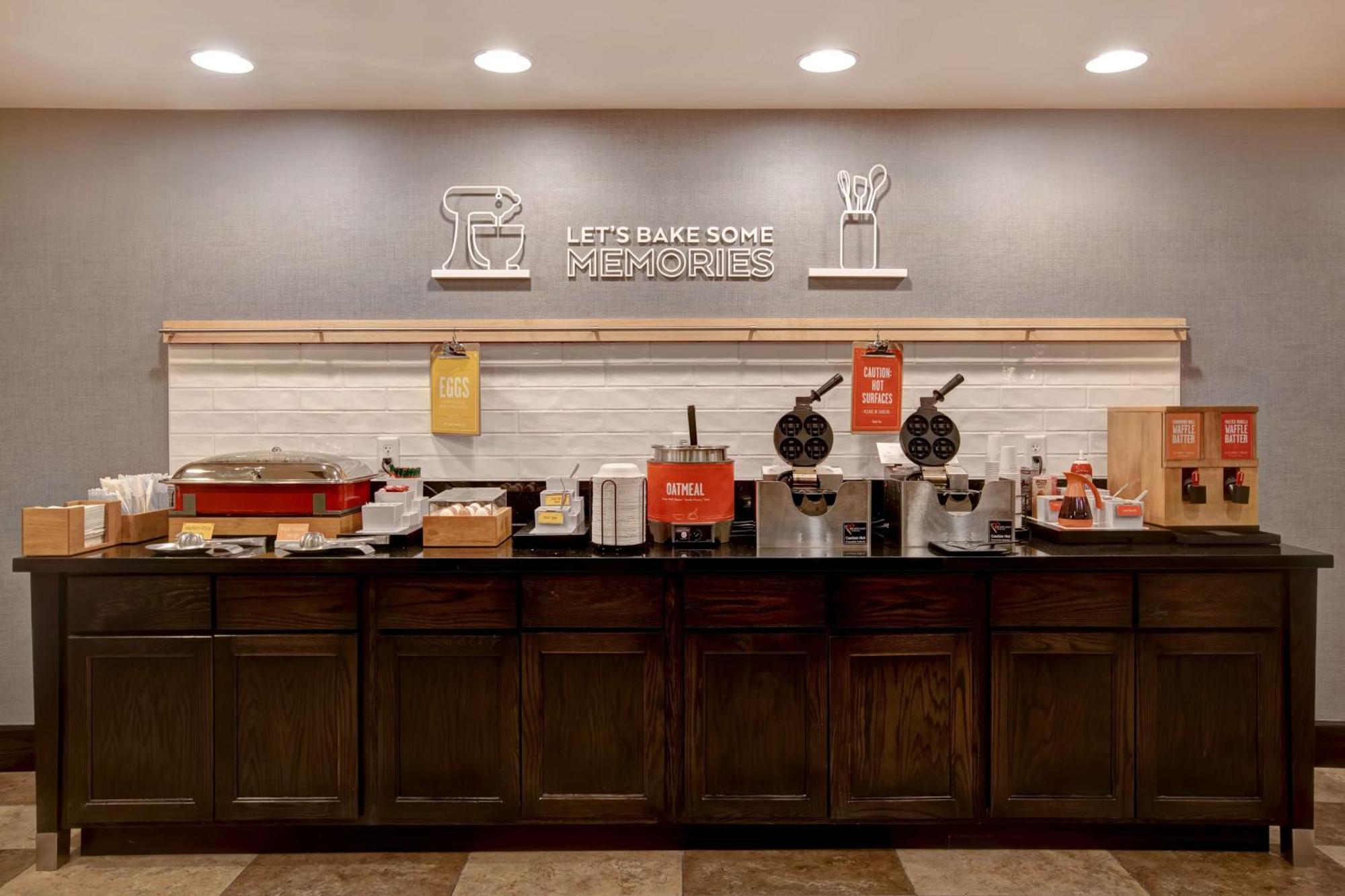 Hampton Inn Dekalb - Near The University Esterno foto