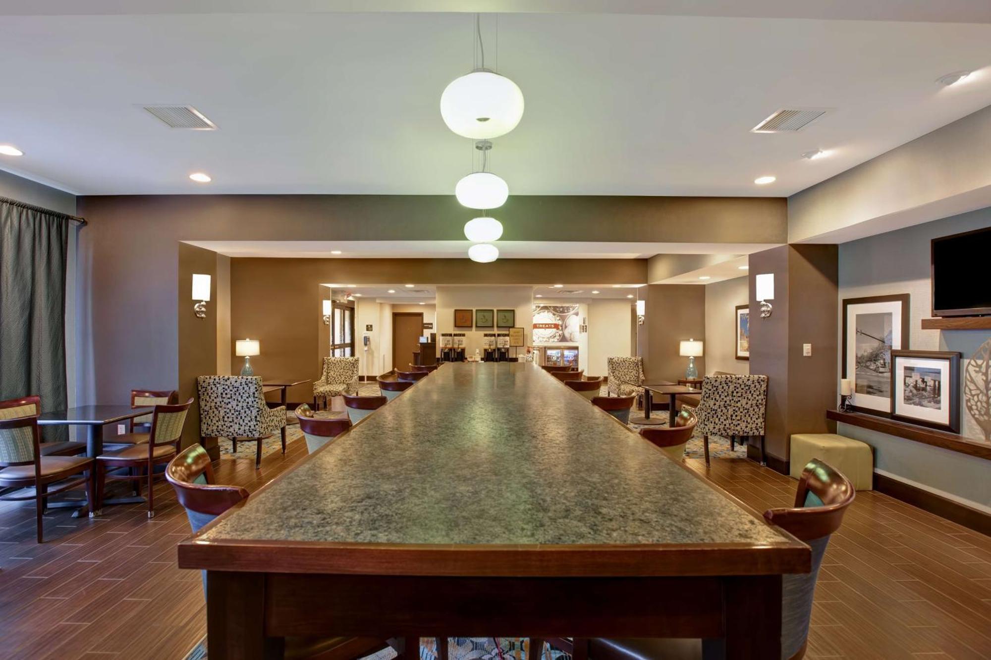 Hampton Inn Dekalb - Near The University Esterno foto